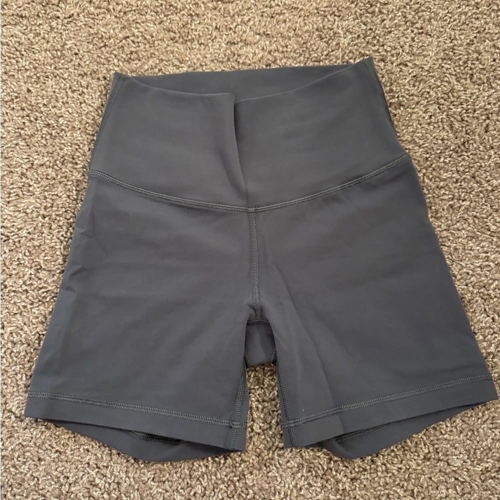 TNA ARITZIA GREY BIKER SHORTS